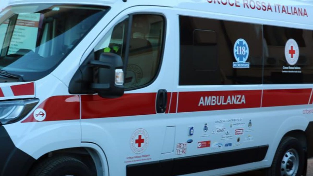 Italia, ciclista travolto e sbalzato oltre il guardrail. Scena da incubo Italia, ciclista travolto e sbalzato oltre il guardrail. Scena da incubo