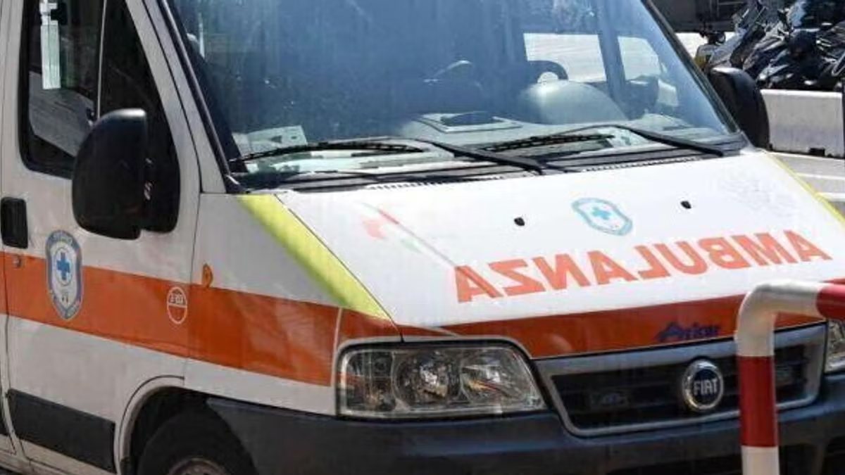 Italia, auto piomba su una coppia: investiti davanti a tutti. Sangue in strada Italia, auto piomba su una coppia: investiti davanti a tutti. Sangue in strada