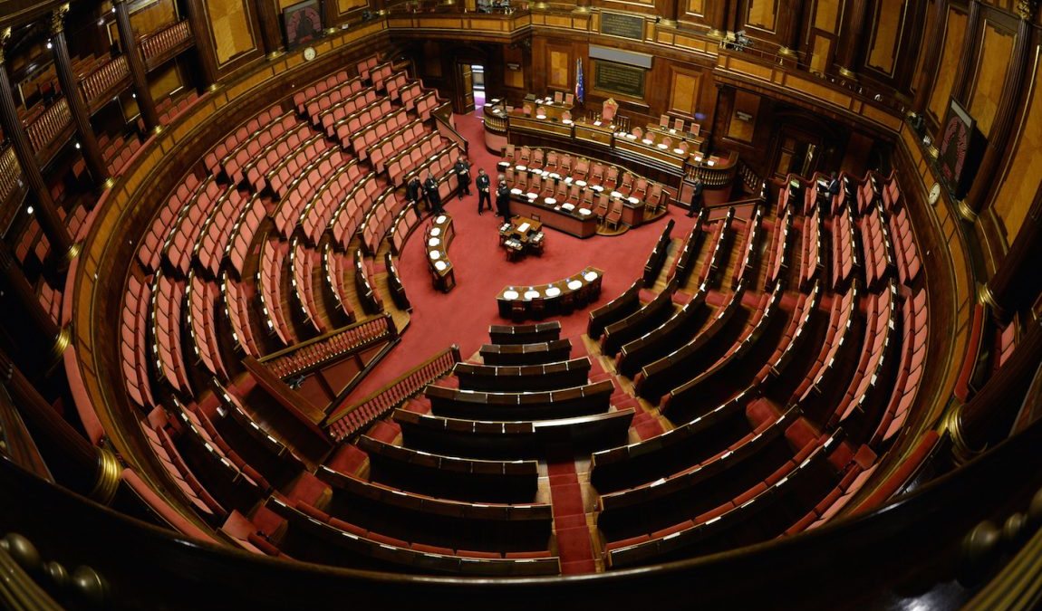 “Si è dimesso!”. Cade il governo dopo le proteste shock