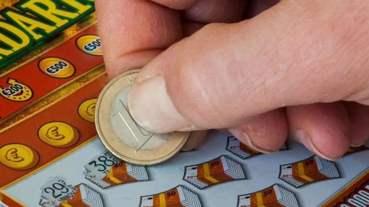“Pensavo fossero solo 100 euro…”. Cliente del bar scopre di aver vinto una cifra assurda. Reazione da brividi “Pensavo fossero solo 100 euro…”. Cliente del bar scopre di aver vinto una cifra assurda. Reazione da brividi