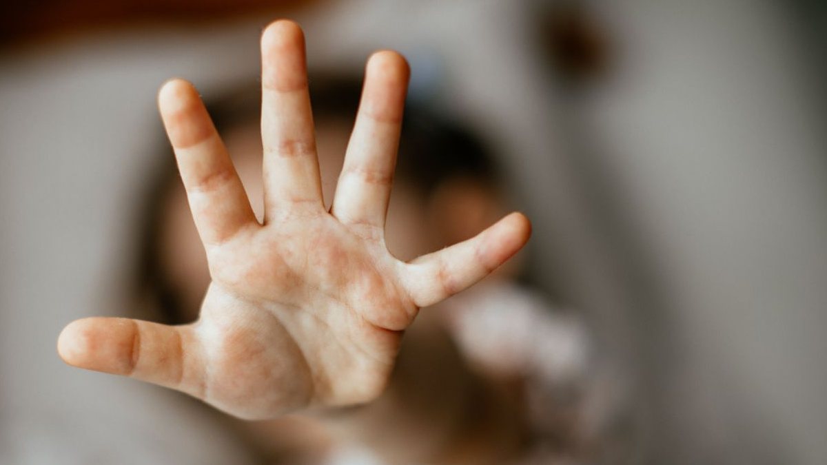 “Nonno mi ha toccato”. Bimba di 5 anni si rivolge alla mamma, poi la scoperta shock. Cosa era successo