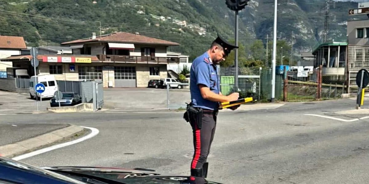 Italia, notte di follia! Giovane vola dal tetto dell’auto: “Gioco folle” Italia, notte di follia! Giovane vola dal tetto dell’auto: “Gioco folle”