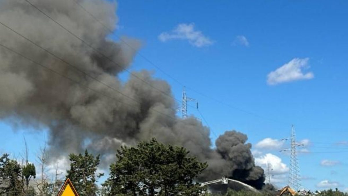 Maxi incendio in Italia, enorme nube di fumo nero. Il sindaco lancia l’allarme Maxi incendio in Italia, enorme nube di fumo nero. Il sindaco lancia l’allarme
