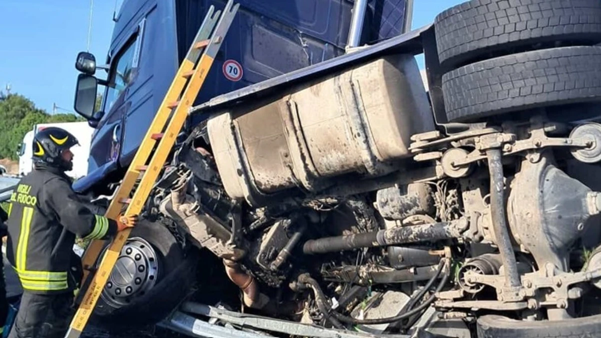 Tir fuori controllo si ribalta in autostrada: traffico bloccato, è l’inferno Tir fuori controllo si ribalta in autostrada: traffico bloccato, è l’inferno