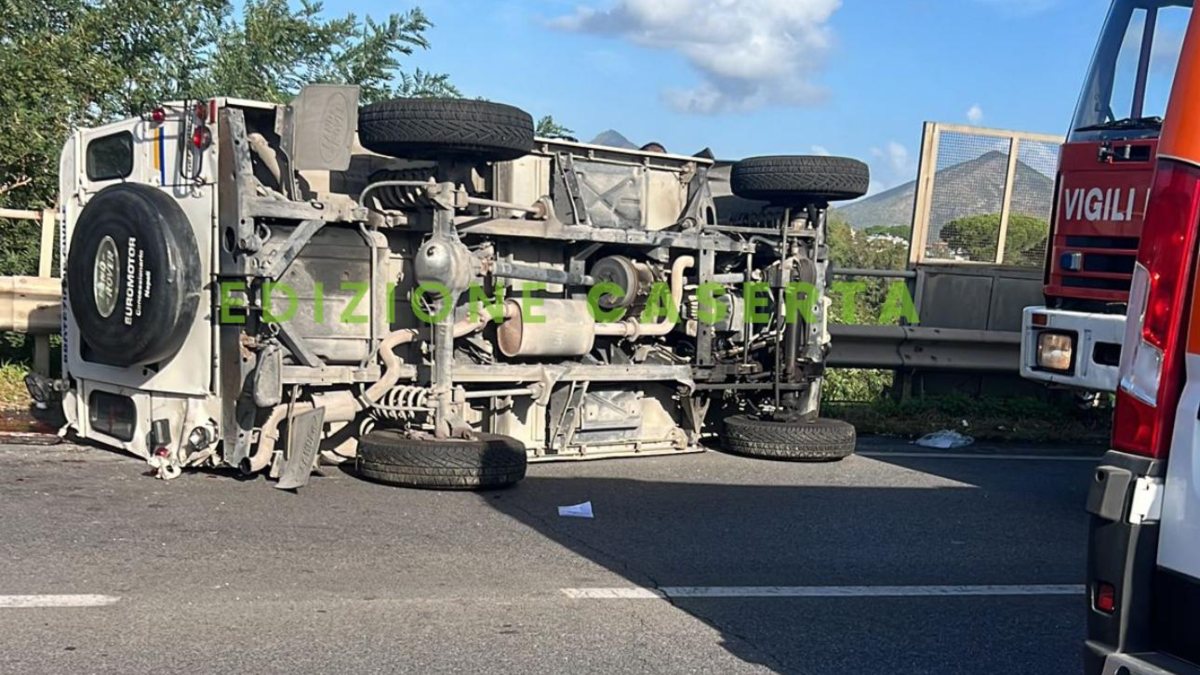 Italia. Auto della Protezione Civile si ribalta: a bordo giovanissimi. Traffico in tilt Italia. Auto della Protezione Civile si ribalta: a bordo giovanissimi. Traffico in tilt