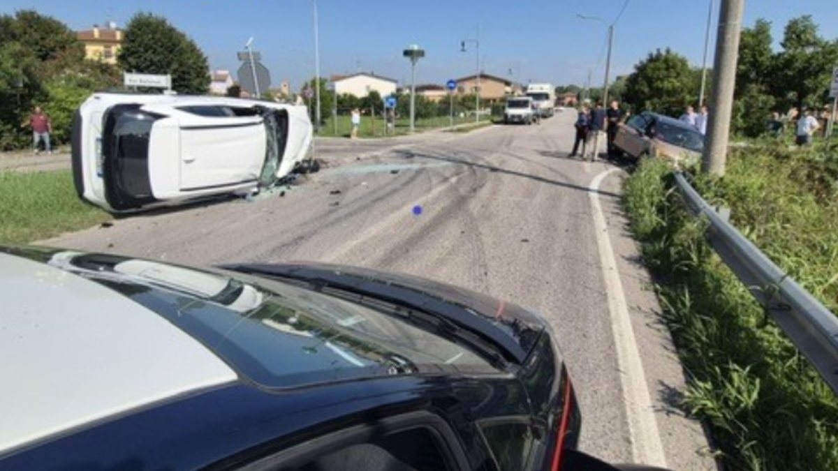 Incidente shock in Italia: auto contro auto, poi la fuga a piedi