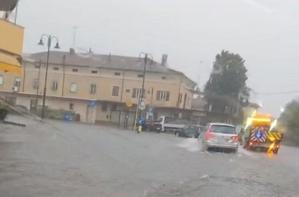 Maltempo Italia, la situazione precipita: evacuate migliaia di persone. “Rischio enorme” Maltempo Italia, la situazione precipita: evacuate migliaia di persone. “Rischio enorme”