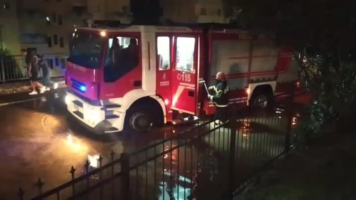 Nubifragio in Italia, mamma e figlio bloccati in auto con l’acqua alta. Emergenza totale 