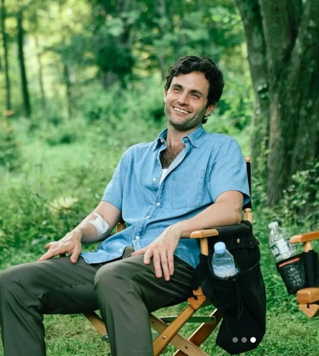 Penn Badgley sorridente