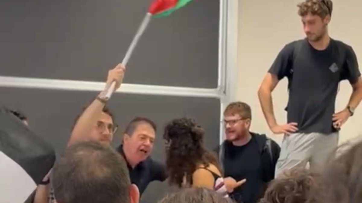 Pisa, manifestazione pro Pal all’università finisce malissimo: professore rimane contuso