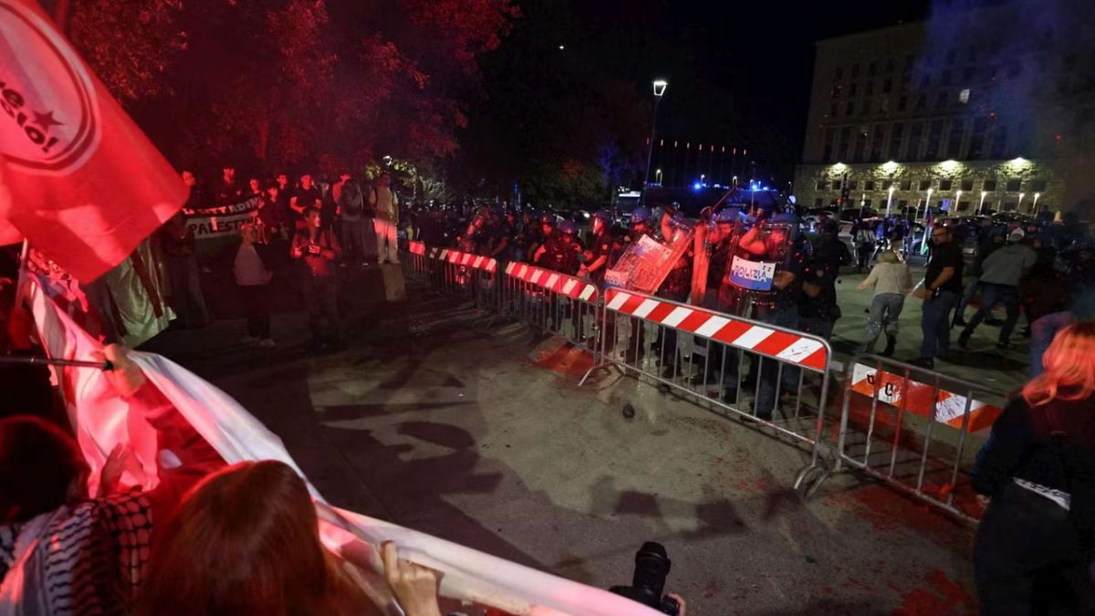 Corteo ProPal, la protesta diventa scontro: caos totale in centro