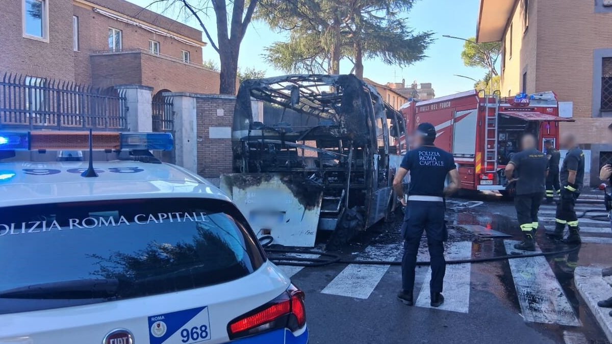 Pulmino con bambini a bordo in fiamme: terrore in Italia Pulmino con bambini a bordo in fiamme: terrore in Italia