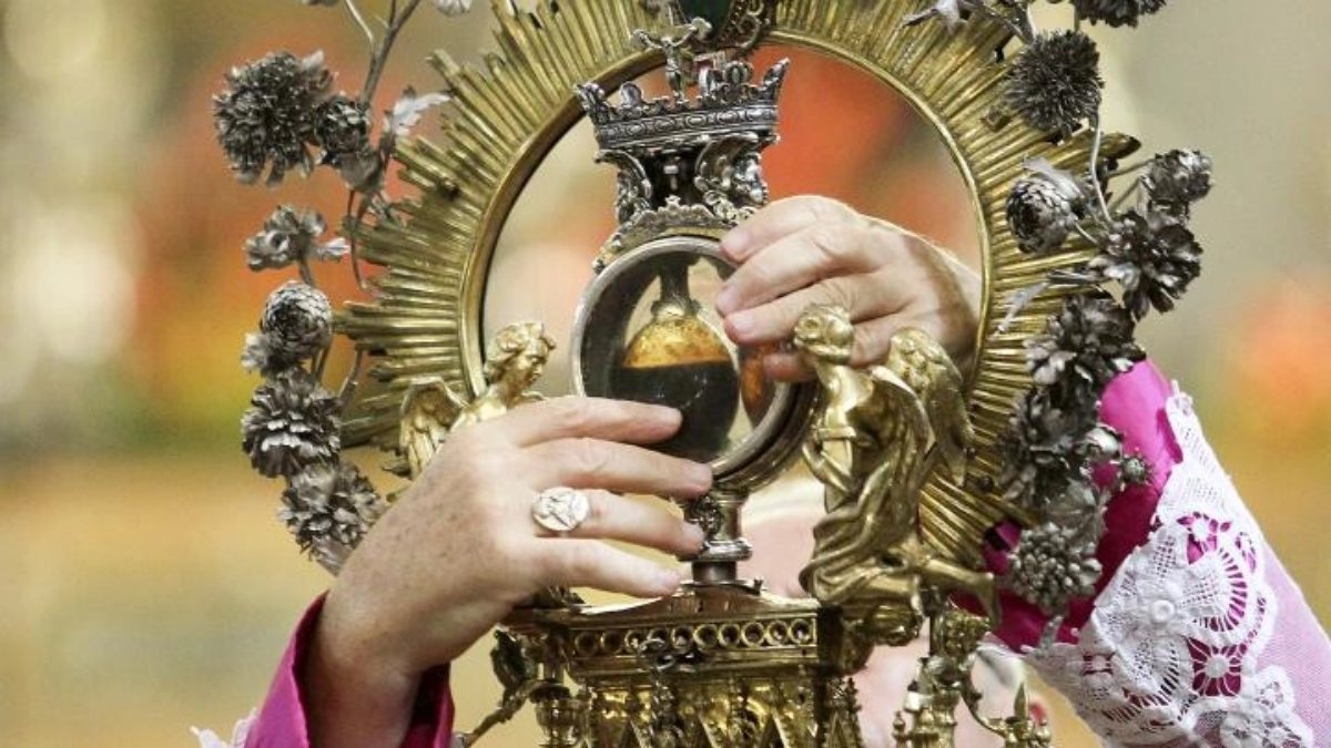 Miracolo di San Gennaro, cosa succede in campagna elettorale: la scoperta incredibile Miracolo di San Gennaro, cosa succede in campagna elettorale: la scoperta incredibile
