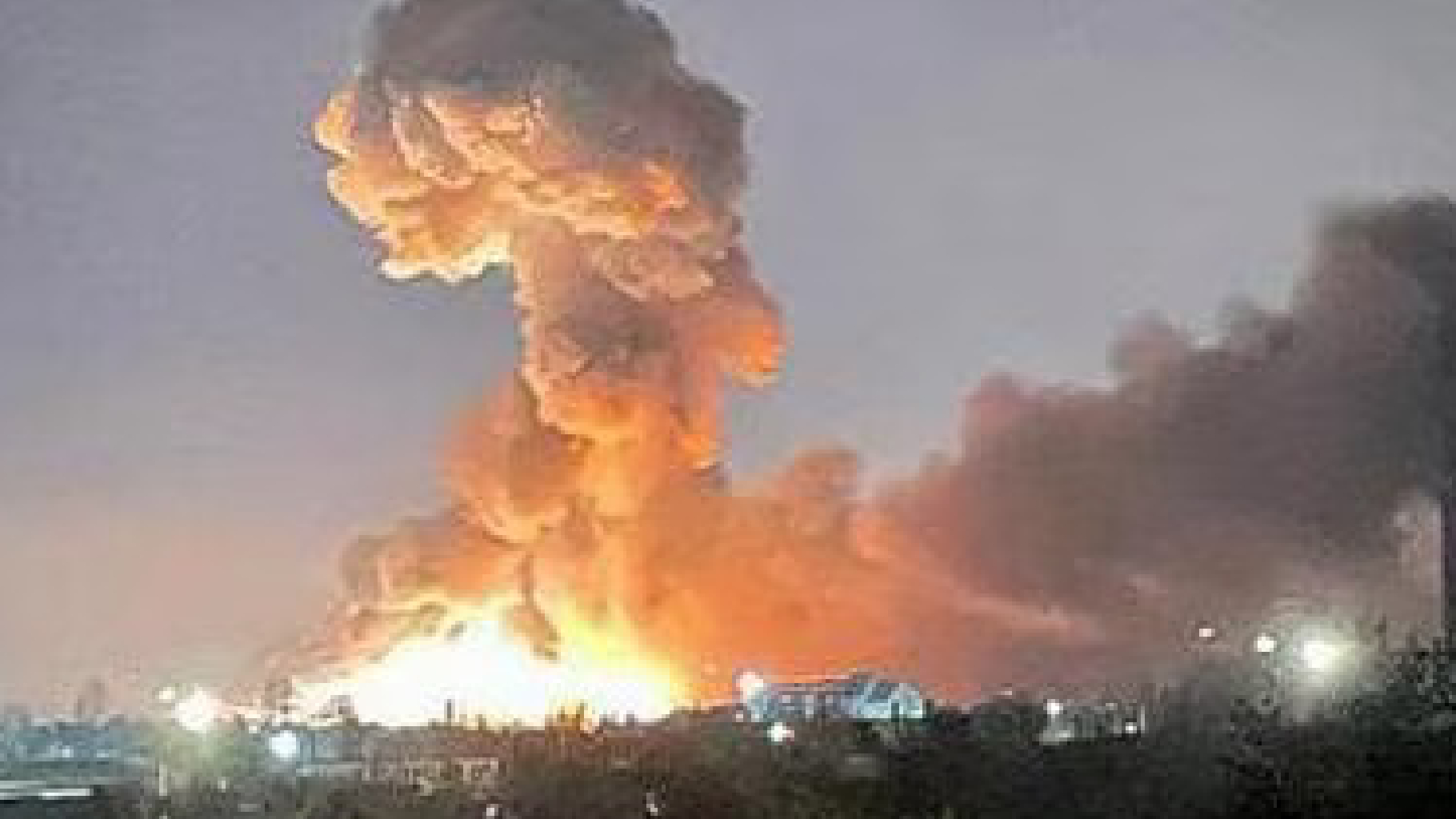 Esplosioni e fiamme a Kiev, la guerra dei droni si allarga fino alla Russia Esplosioni e fiamme a Kiev, la guerra dei droni si allarga fino alla Russia