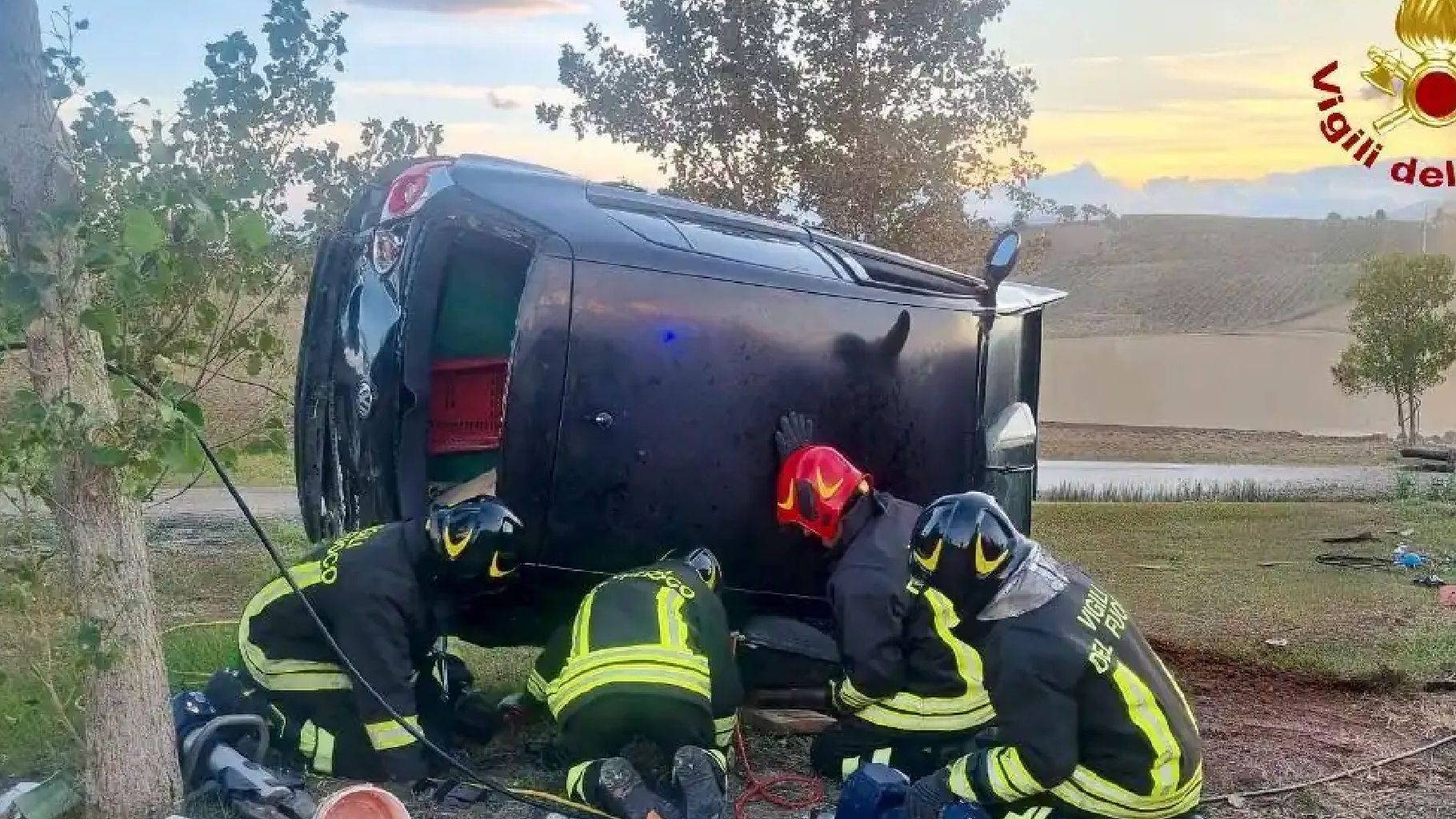Auto si ribalta sulla provinciale: muore proprio lei, incinta di otto mesi