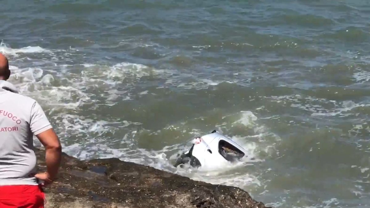 Tragedia in Italia: ragazza precipita con l’auto dalla scogliera. Volo terribile Tragedia in Italia: ragazza precipita con l’auto dalla scogliera. Volo terribile