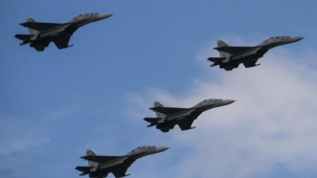 Usa, tensione altissima: caccia sopra le navi da guerra di Trump! Paura Usa, tensione altissima: caccia sopra le navi da guerra di Trump! Paura