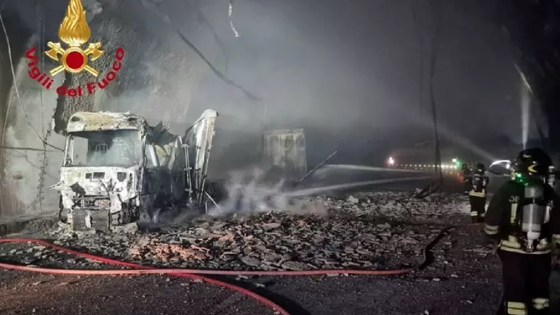 Autostrada, terribile incendio in galleria: tutto bloccato. Danni Autostrada, terribile incendio in galleria: tutto bloccato. Danni