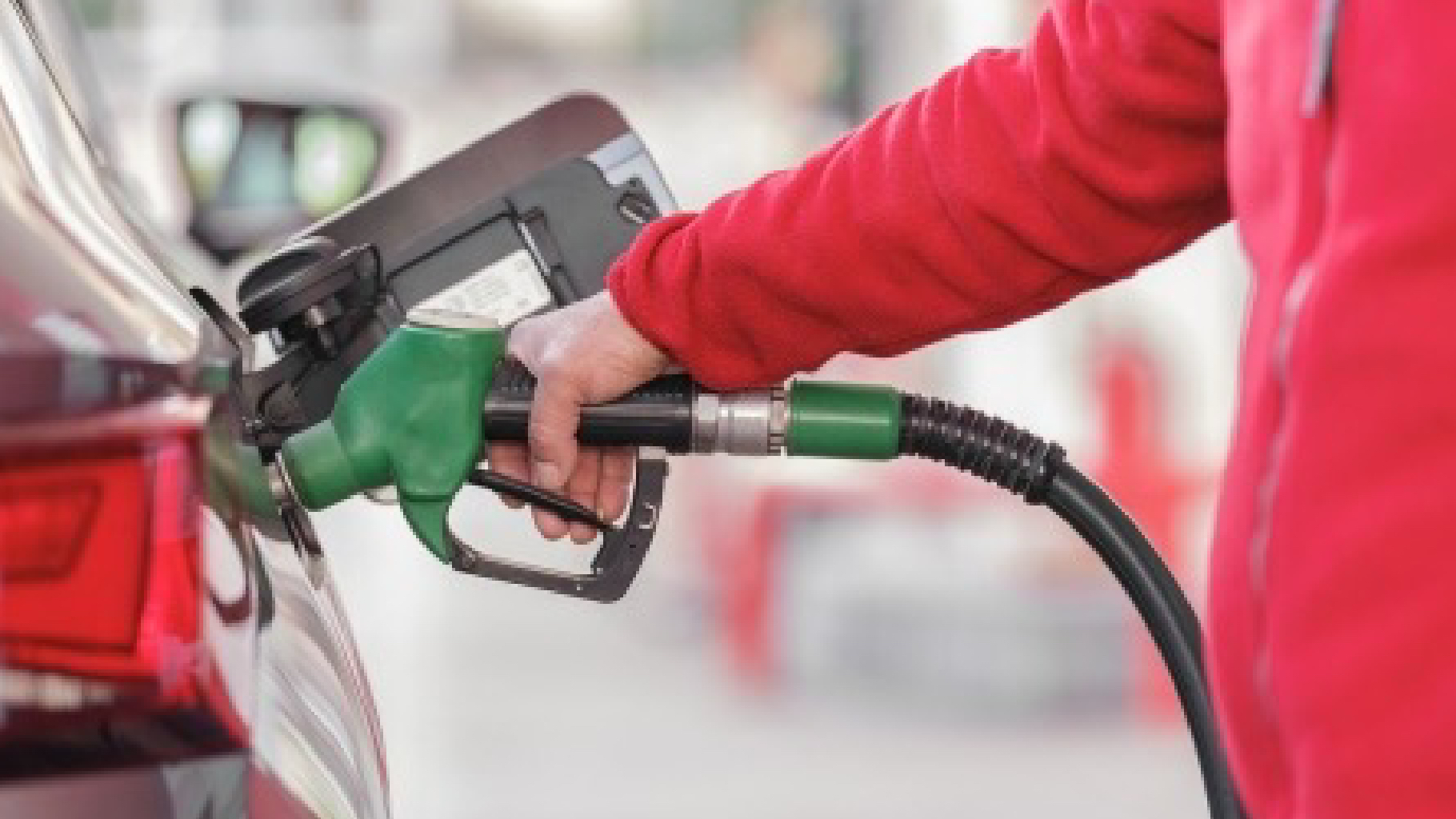 Sale il prezzo del gasolio, cala quello della benzina: con la manovra cambiano le accise Sale il prezzo del gasolio, cala quello della benzina: con la manovra cambiano le accise