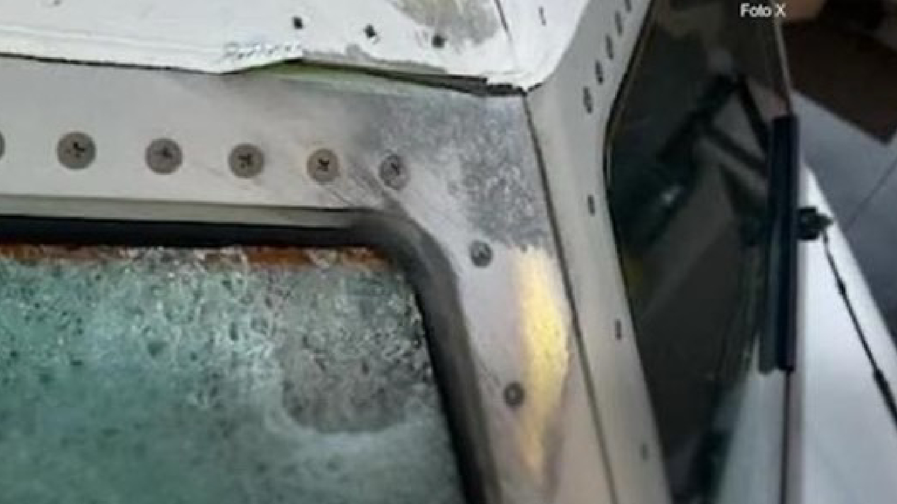 Panico in volo, parabrezza in frantumi: ferito un pilota del Boeing United Airlines Panico in volo, parabrezza in frantumi: ferito un pilota del Boeing United Airlines