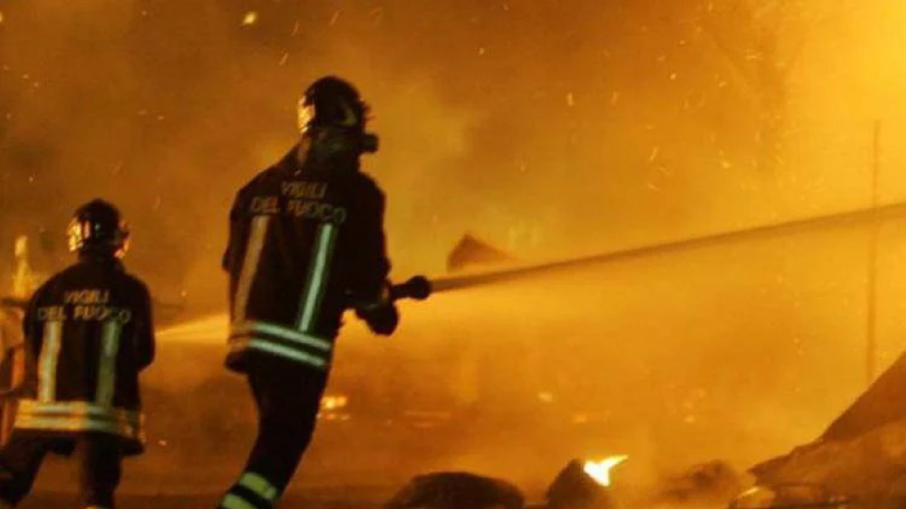 Napoli, incendio a Ponticelli: il Comune invita i cittadini a chiudere porte e finestre Napoli, incendio a Ponticelli: il Comune invita i cittadini a chiudere porte e finestre