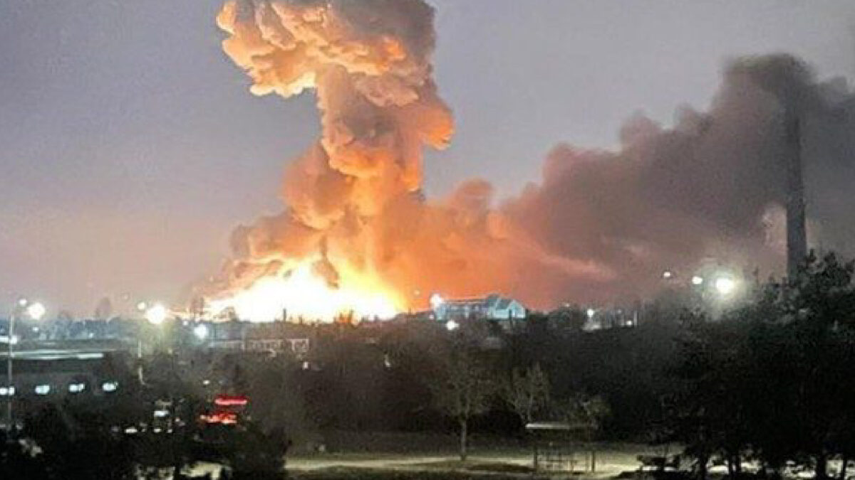 Guerra Ucraina – Russia, nuova notte di bombardamenti: attacco aereo russo su Kiev, due morti e blackout. Sospeso l’incontro tra Putin e Trump