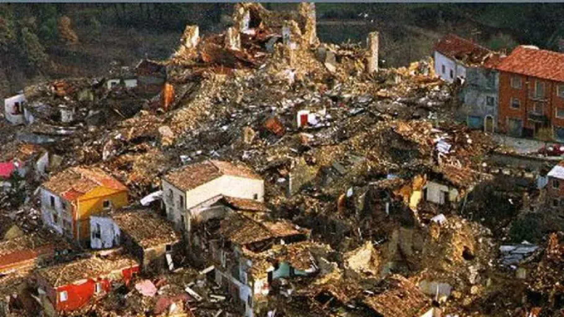 Terremoto dell’Irpinia, la notte che non finisce mai: i ricordi che ritornano Terremoto dell’Irpinia, la notte che non finisce mai: i ricordi che ritornano