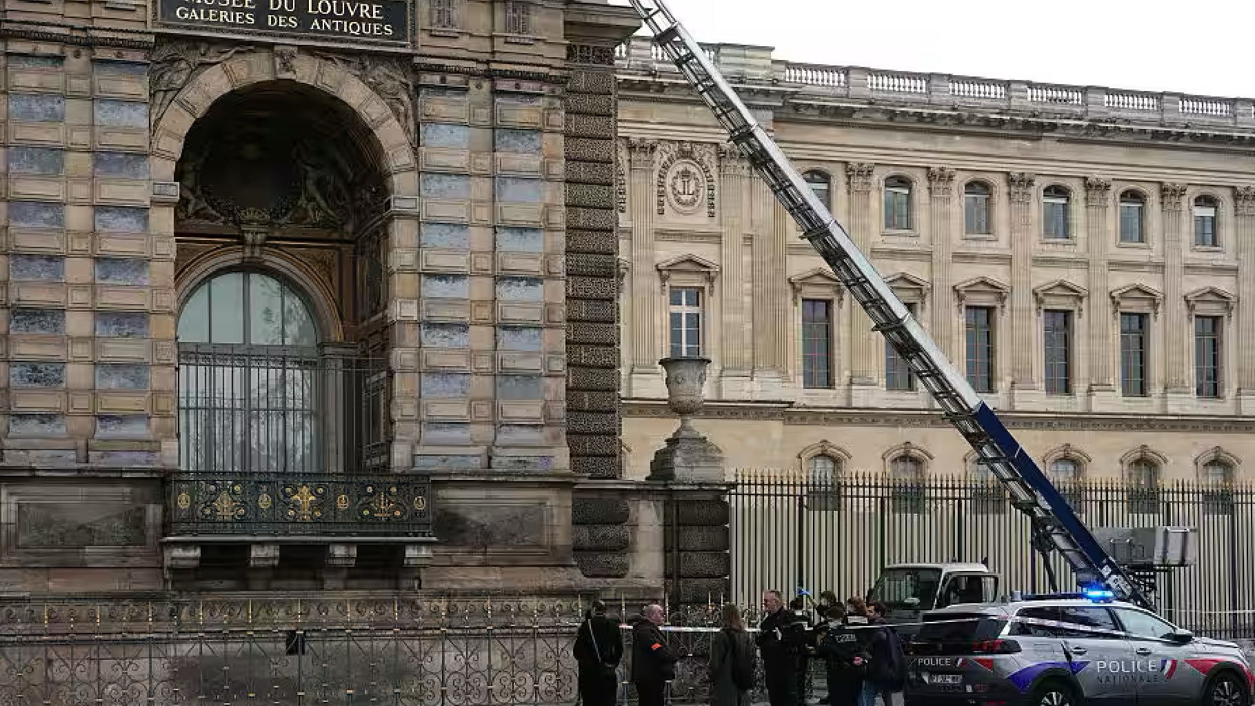 Colpo al Louvre, due fermi dopo il furto dei nove gioielli Colpo al Louvre, due fermi dopo il furto dei nove gioielli