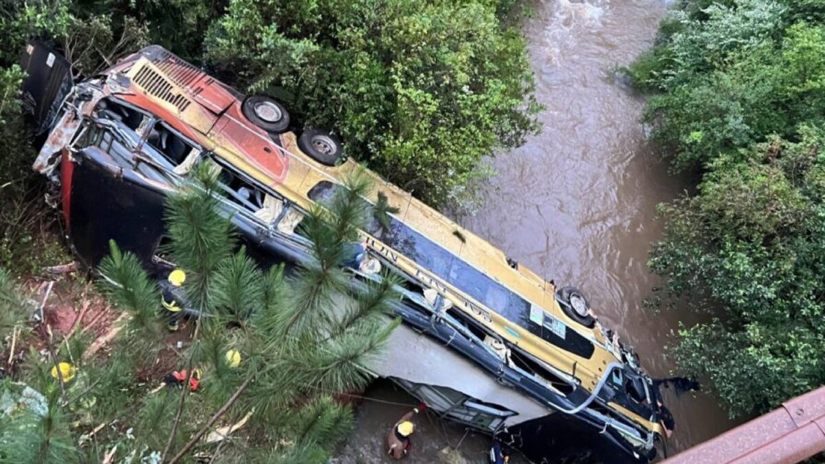 Tragedia infinita, autobus precipita da un ponte: nove morti e decine di feriti Tragedia infinita, autobus precipita da un ponte: nove morti e decine di feriti
