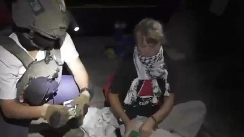“Costretta a baciarla!”. Greta arrestata in Israele, la denuncia shock: “Gliel’hanno fatto fare”