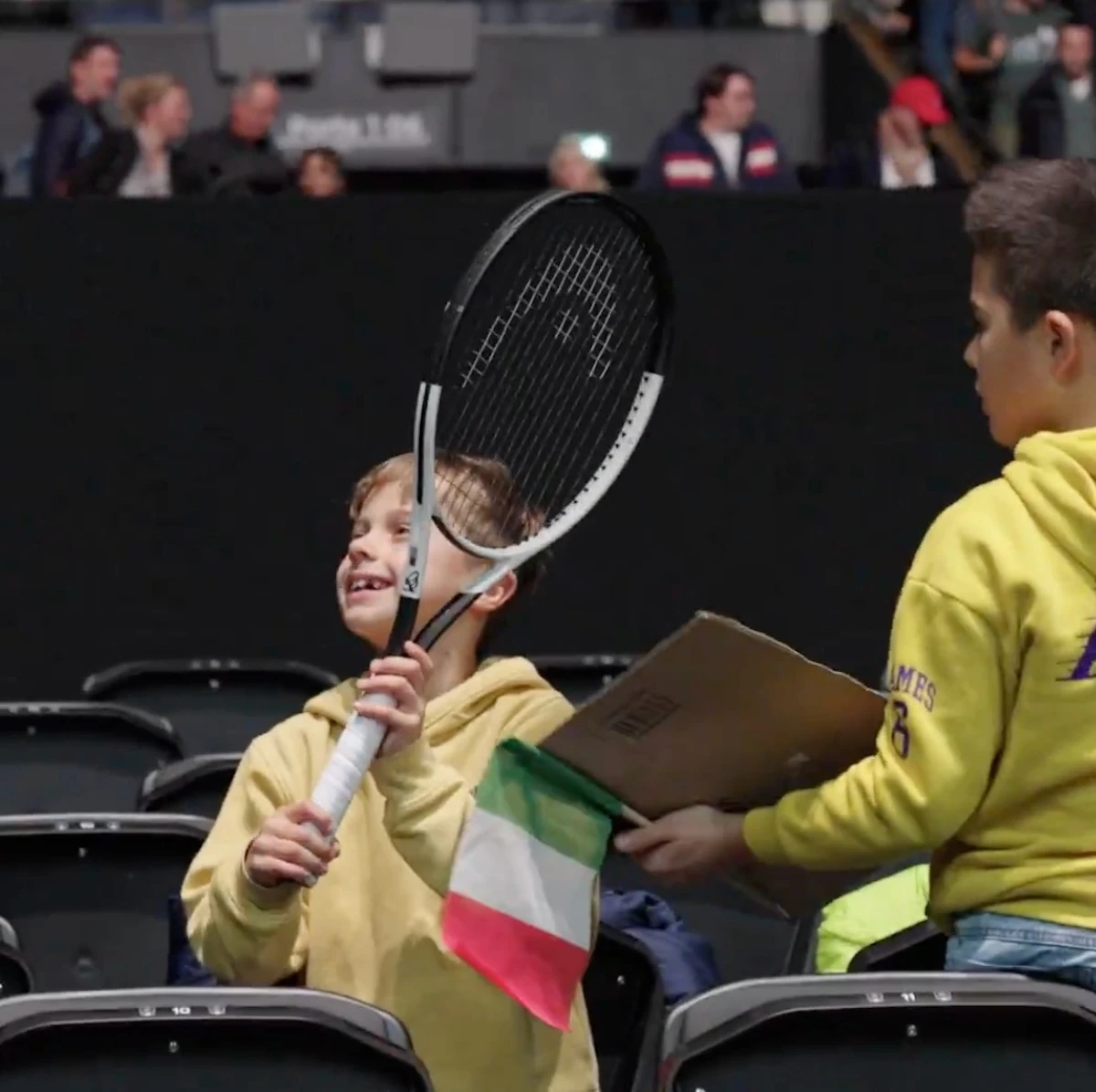 Jannik Sinner saluta il pubblico dopo la vittoria su Bergs