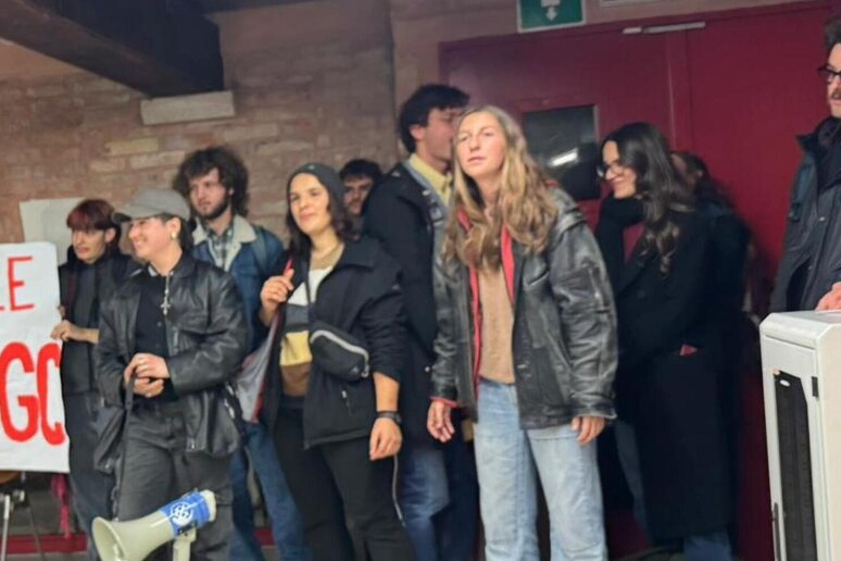 Emanuele Fiano contestato a Ca’ Foscari: “Fuori i sionisti dall’università”. Emanuele Fiano contestato a Ca’ Foscari: “Fuori i sionisti dall’università”.