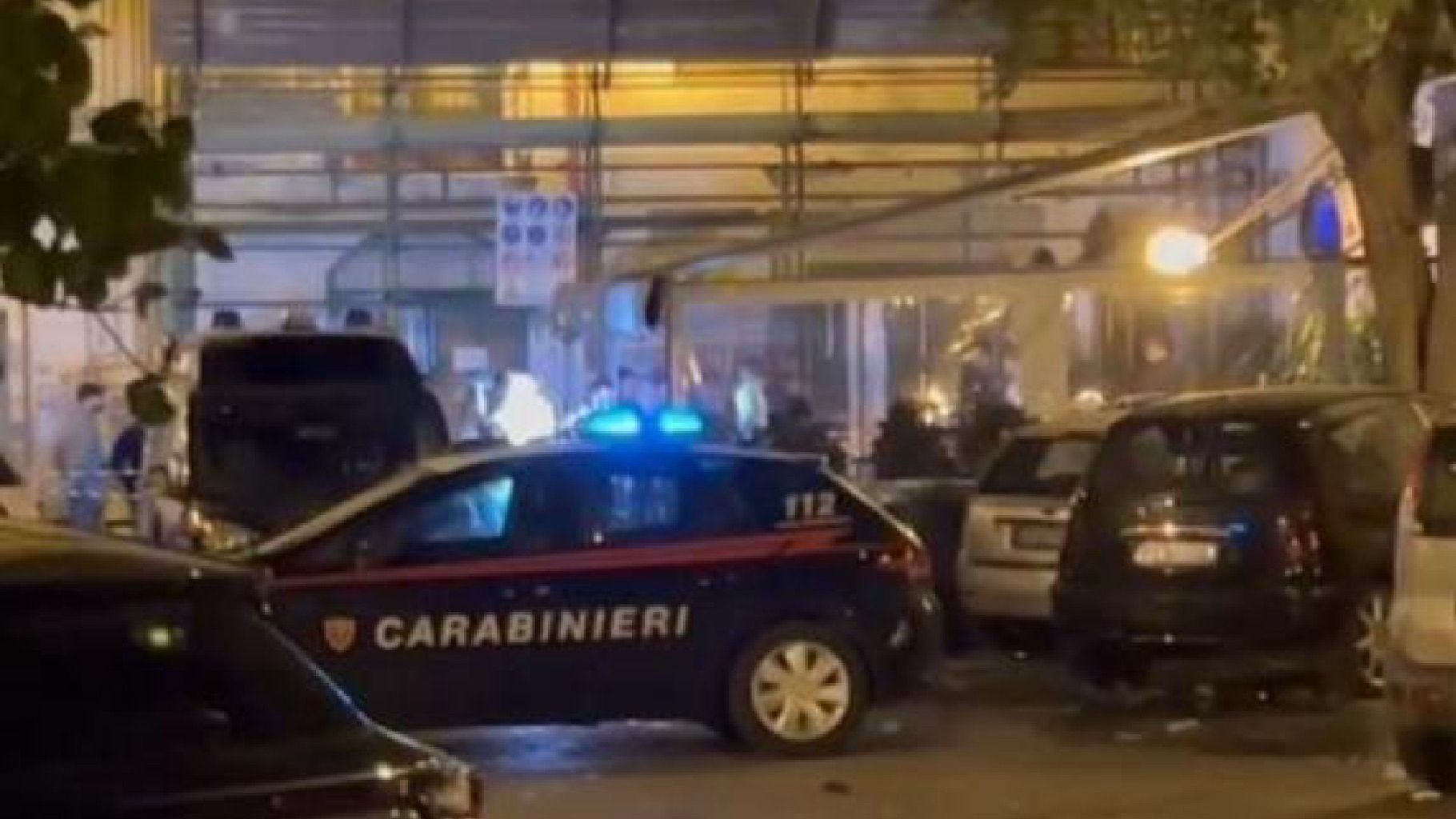 Omicidio nella movida di Palermo, ucciso un 21enne: cercava di fermare un pestaggio