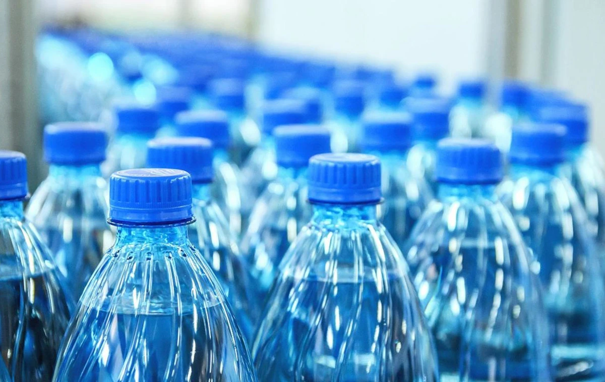 Bottiglia di plastica con acqua esposta al sole