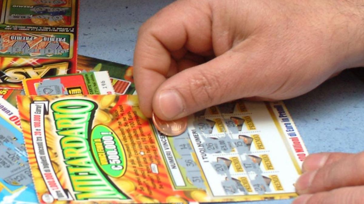 Italia, compra un semplice Gratta e Vinci e vince mezzo milione: “Proprio lì”. La reazione shock
