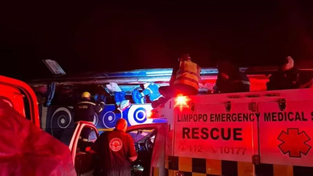 Tragedia in strada, autobus esce di strada e si ribalta: almeno 15 i morti. Come è possibile Tragedia in strada, autobus esce di strada e si ribalta: almeno 15 i morti. Come è possibile