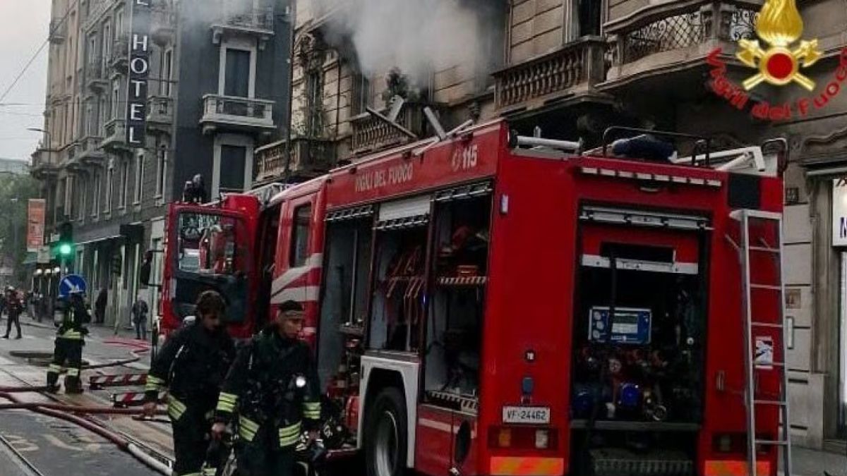 Appartamento in fiamme in pieno centro città, caos e paura: cosa succede Appartamento in fiamme in pieno centro città, caos e paura: cosa succede