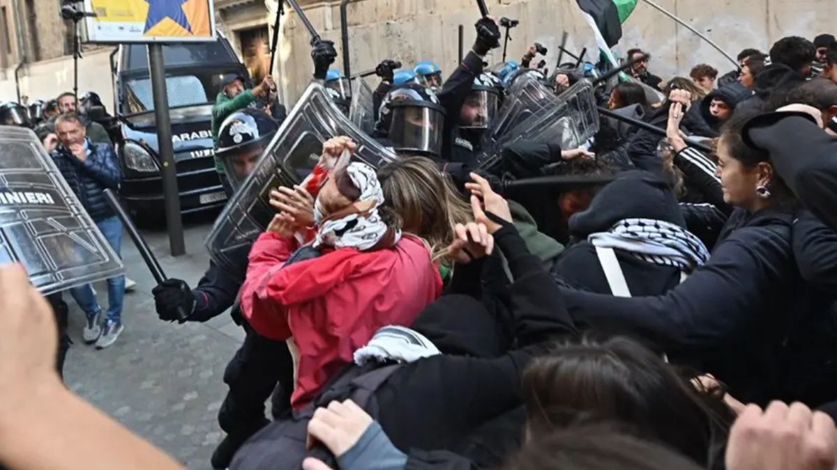 Caos alla manifestazione pro Pal a Torino: feriti due agenti Caos alla manifestazione pro Pal a Torino: feriti due agenti