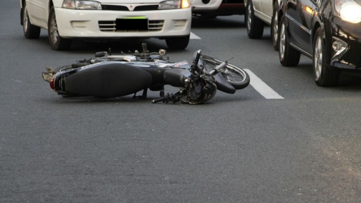 Tragedia in strada, scontro frontale tra moto e auto: la morte a solo 17 anni. “Scena terribile” Tragedia in strada, scontro frontale tra moto e auto: la morte a solo 17 anni. “Scena terribile”