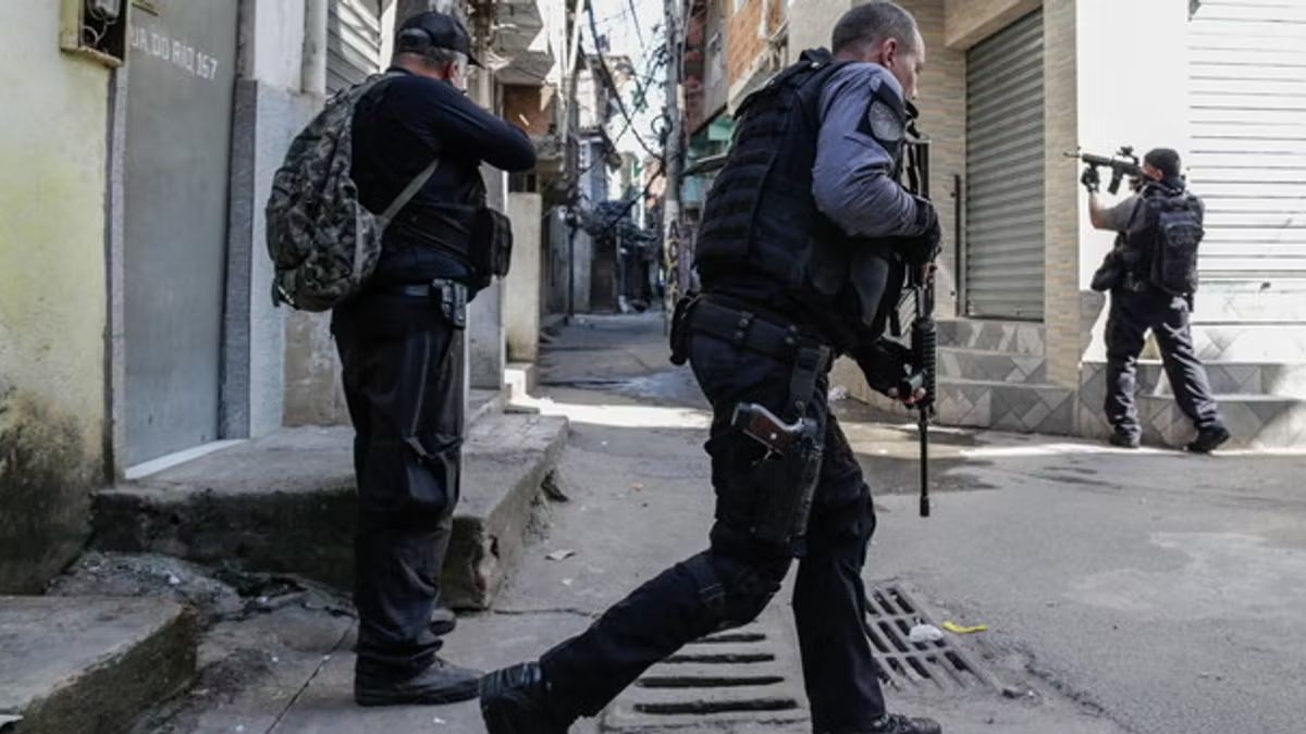 Operazione shock a Rio: blitz nelle favelas provoca decine di morti Operazione shock a Rio: blitz nelle favelas provoca decine di morti