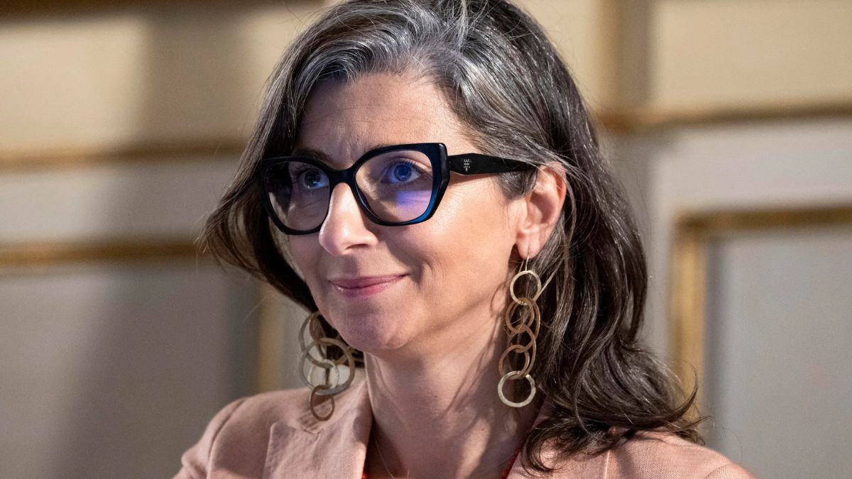 “Una strega”. Insulti shock a Francesca Albanese, la frase poi la rissa: si scatena di tutto “Una strega”. Insulti shock a Francesca Albanese, la frase poi la rissa: si scatena di tutto