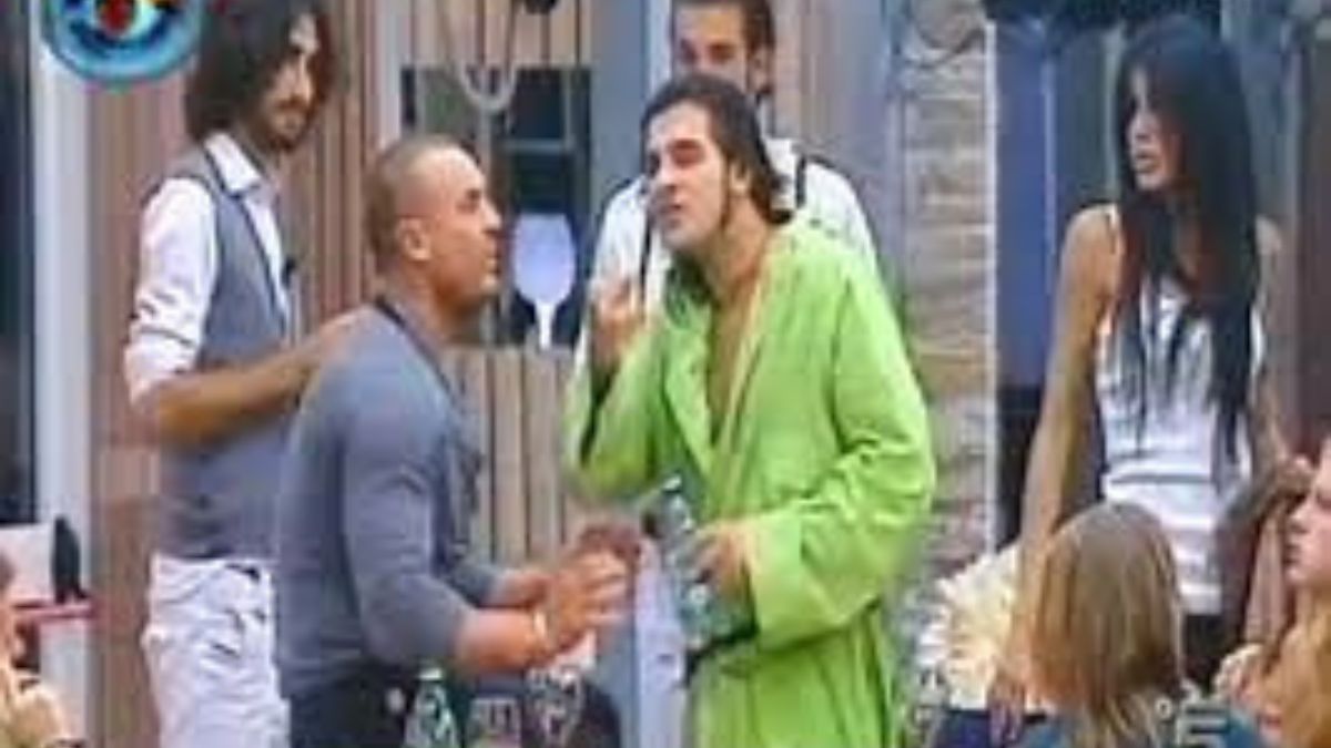 Si punta un coltello alla gola, terrore per l’ex Grande Fratello: scena agghiacciante Si punta un coltello alla gola, terrore per l’ex Grande Fratello: scena agghiacciante