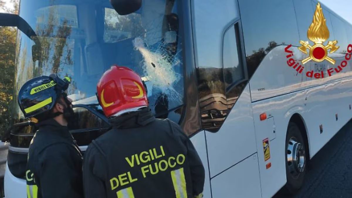 Autobus pieno di turisti contro un palo, terrore in autostrada: incidente spaventoso, traffico paralizzato Autobus pieno di turisti contro un palo, terrore in autostrada: incidente spaventoso, traffico paralizzato