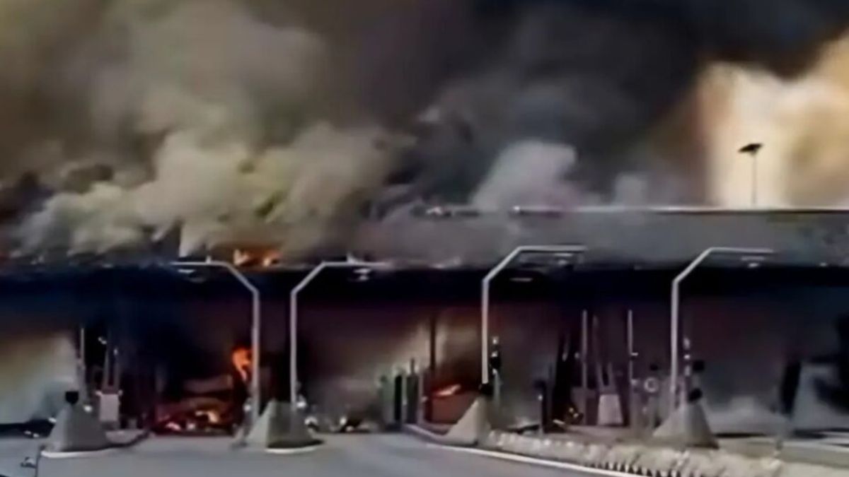 Fiamme e fumo altissimo, caos in autostrada: traffico paralizzato, code per chilometri Fiamme e fumo altissimo, caos in autostrada: traffico paralizzato, code per chilometri