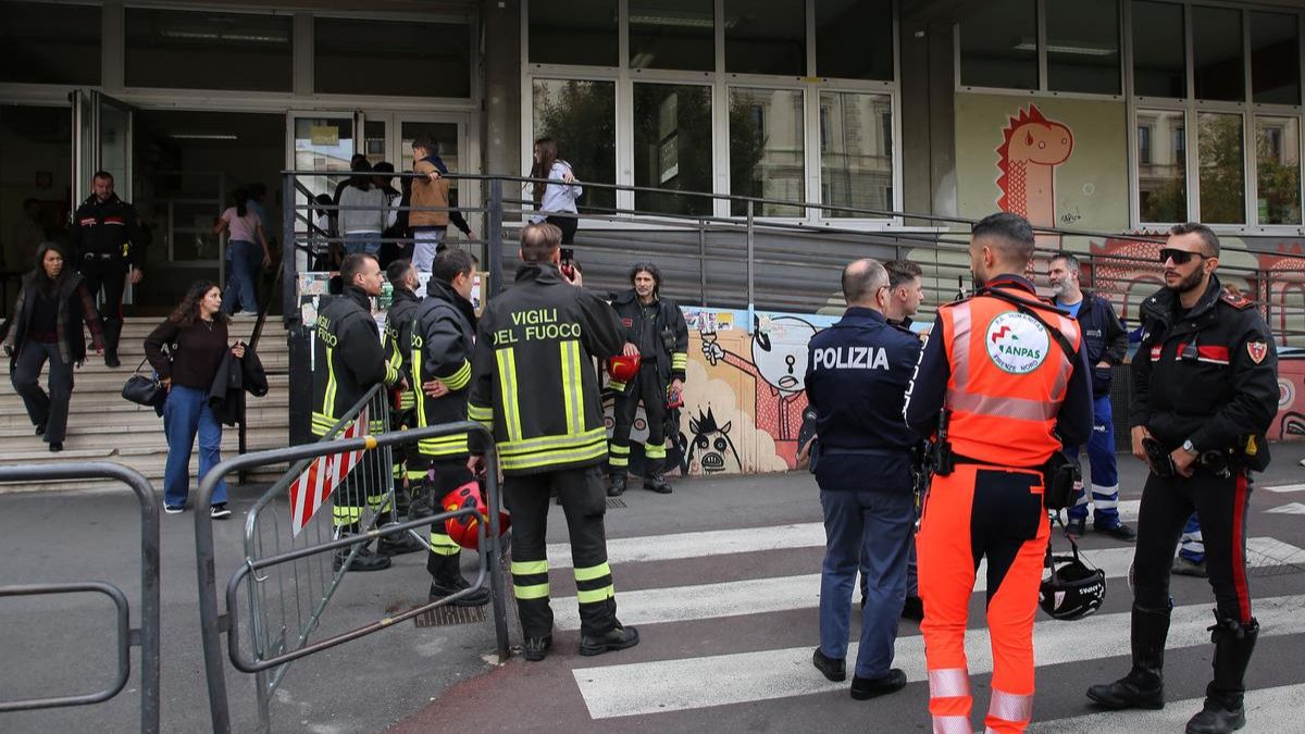 “C’è gas nell’aria”. Tutti in fuga dalla scuola, l’allarme all’improvviso: studenti in strada “C’è gas nell’aria”. Tutti in fuga dalla scuola, l’allarme all’improvviso: studenti in strada