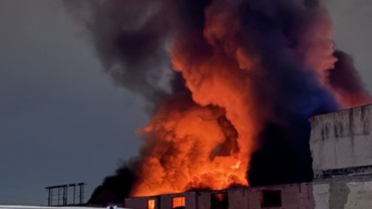 Incendio spaventoso in Italia, fiamme altissime e una colonna di fumo: aria irrespirabile Incendio spaventoso in Italia, fiamme altissime e una colonna di fumo: aria irrespirabile