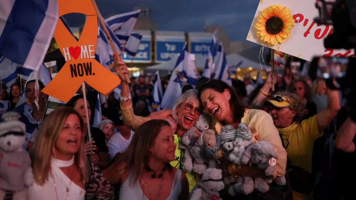 Rilascio degli ostaggi, migliaia di persone in piazza da tutto Israele Rilascio degli ostaggi, migliaia di persone in piazza da tutto Israele