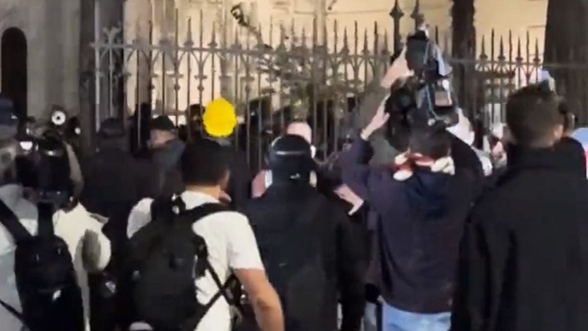 Manifestanti all’assalto del palazzo presidenziale: proteste e violenze, il video