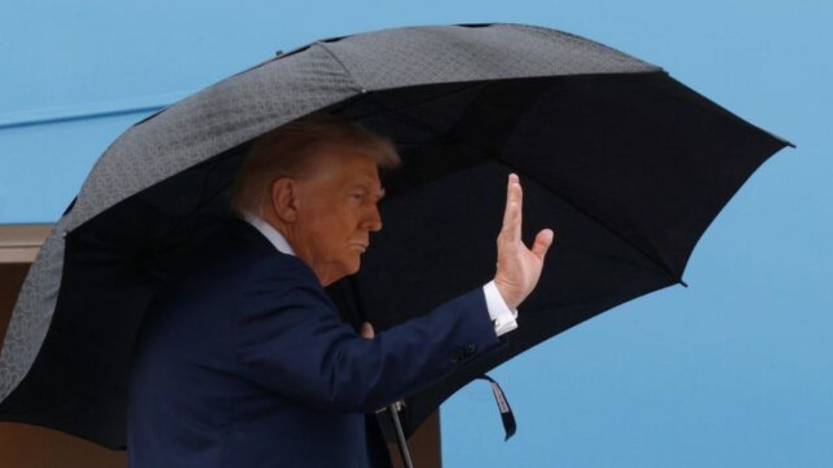 Trump segue il rilascio degli ostaggi e festeggia dall’Air Force One: “La guerra è finita”
