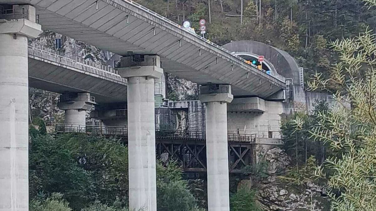 L’incidente in galleria poi il volo giù, nel vuoto: tragedia shock in Italia, autostrada nel caos